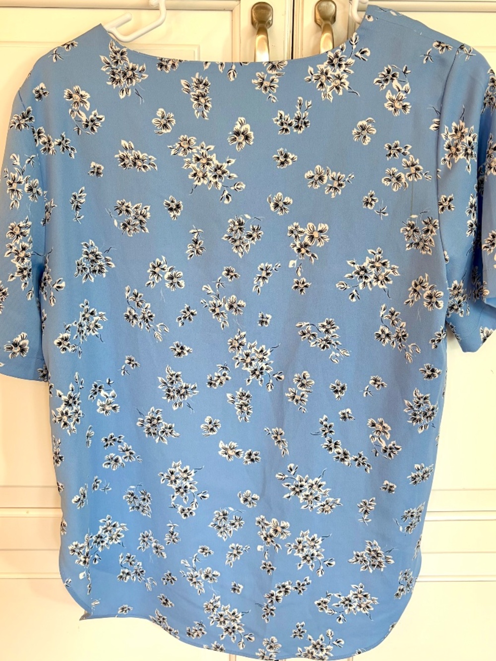 Ann taylor pale blue floral short sleeve blouse, medium petite - Picture 4 of 5